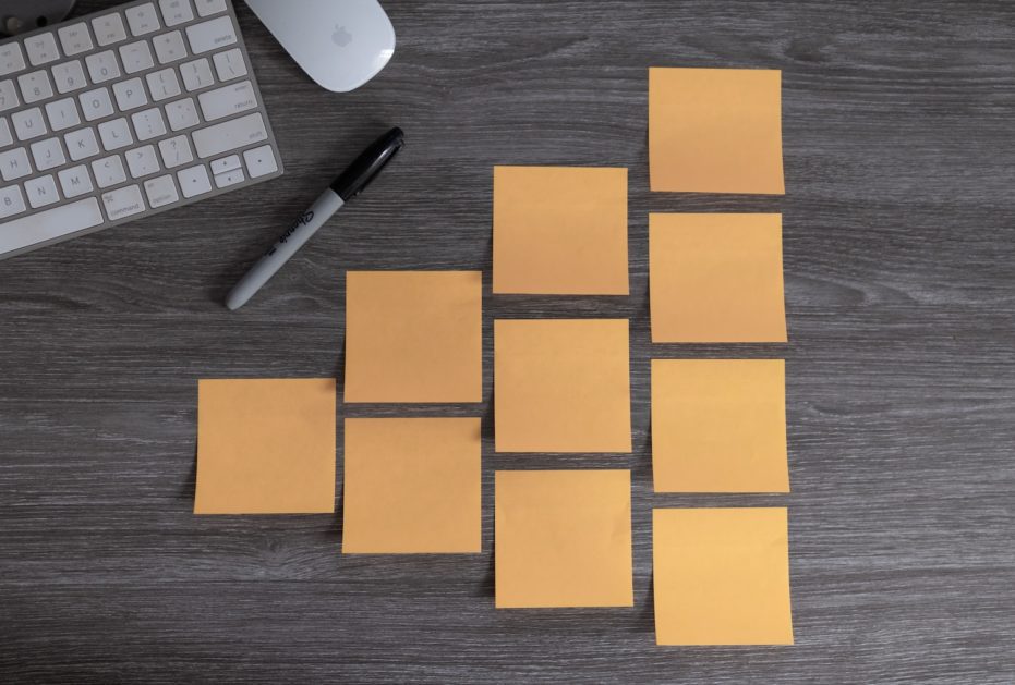 remue-méninges avec des post-its