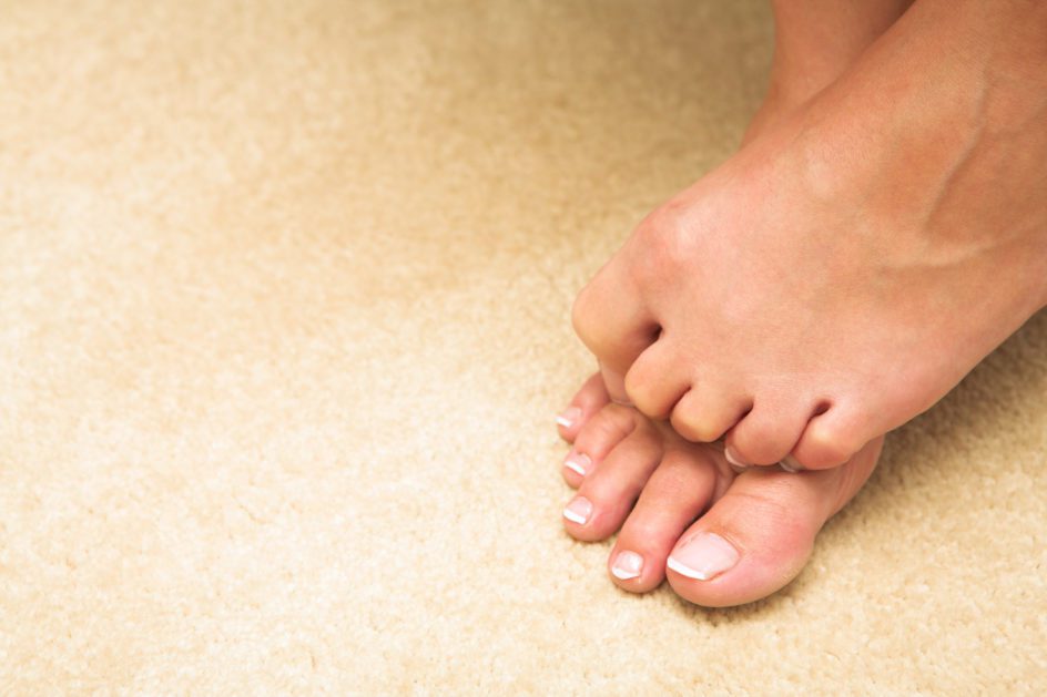 Poses de photos de pieds : froissement des orteils