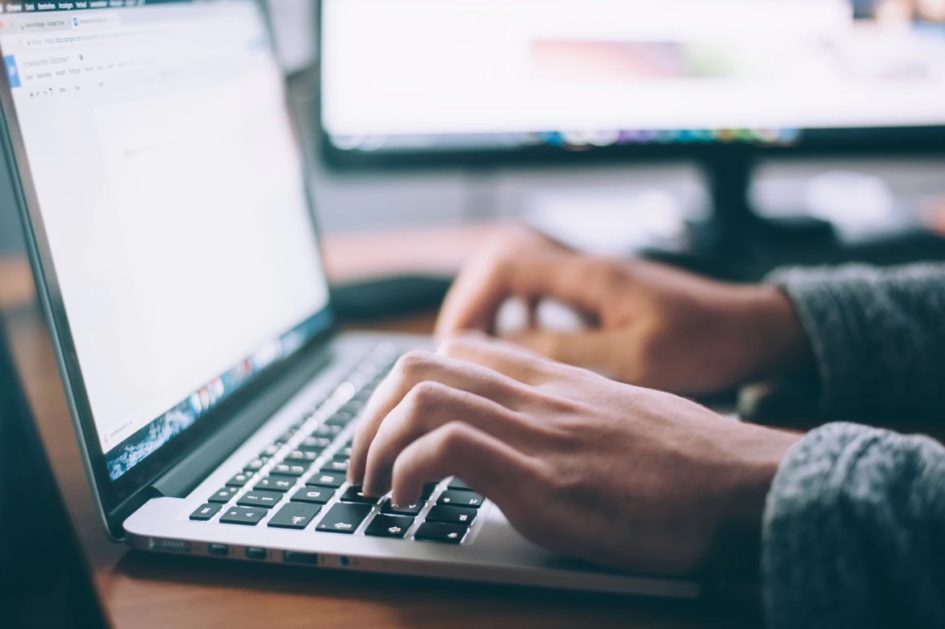 escribiendo en un teclado